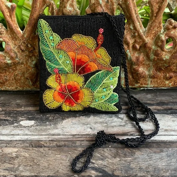 SOLD!!!🌺🌺🌺Beaded Hibiscus Bag 🌺 - Picture 1 of 7